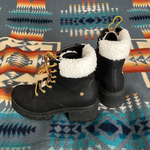 Juicy Couture black boots with fur trim - Picture 3 of 4